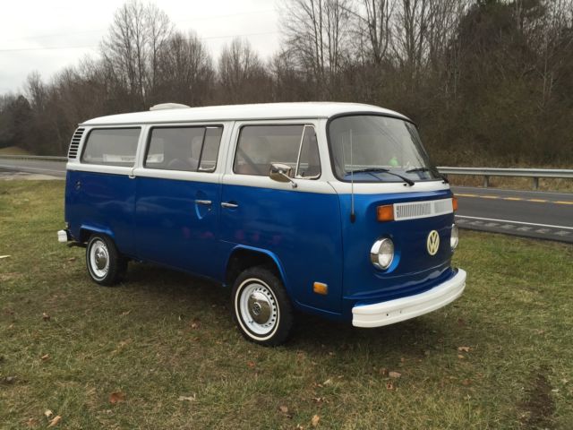 1975 Volkswagen Bus/Vanagon (Blue/Tan)