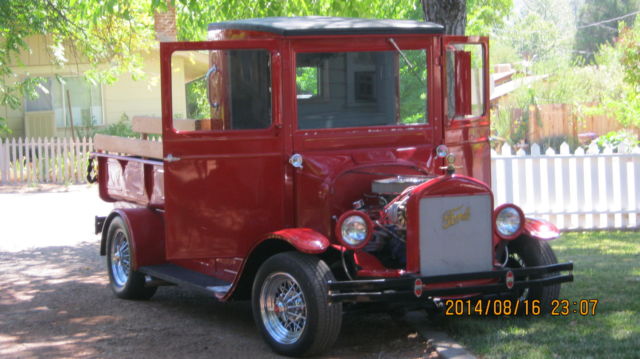 1926 Ford Model T (CUSTOM RED/GRAY CLOTH)