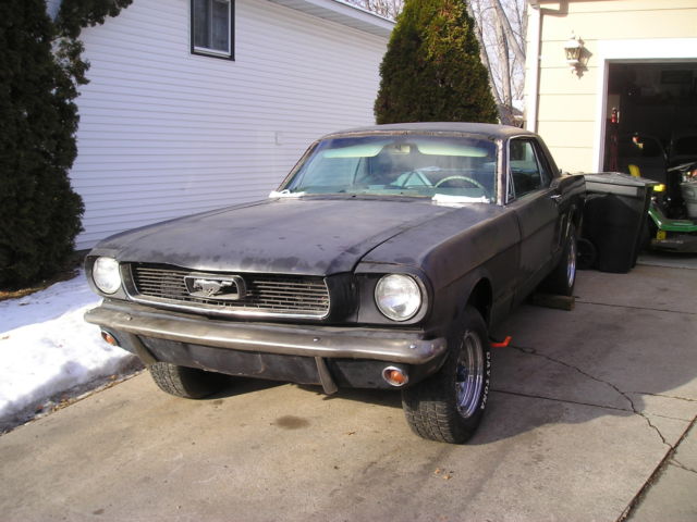 1966 Ford Mustang (Black/Black hounds tooth)