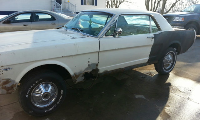 1965 Ford Mustang (White/White)