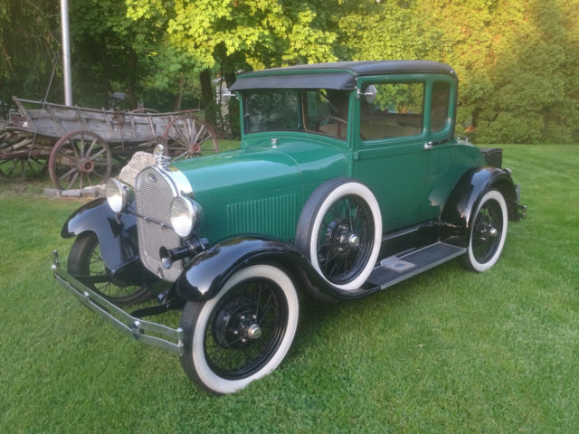 1928 Ford Model A (Green/Tan)