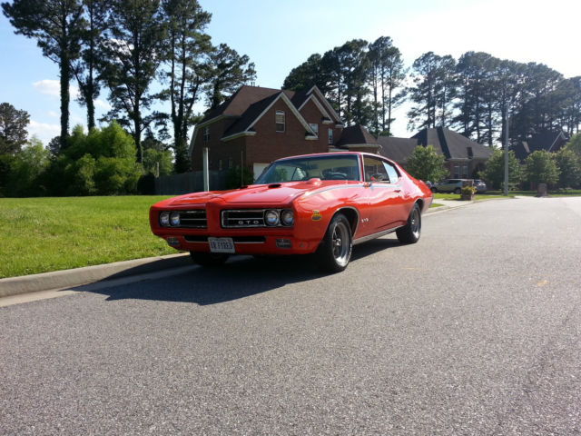 1969 Pontiac GTO (Carousel Red/Parchment)