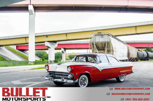 1955 Ford Fairlane (Red/White/Red/white)