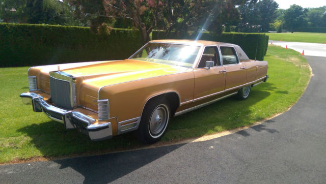 1977 Lincoln Continental (Gold/Tan)