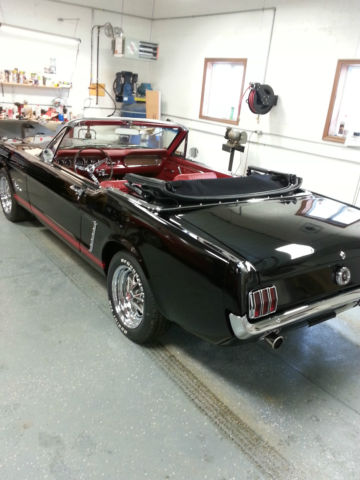 1965 Ford Mustang (Raven Black/Bright Red)