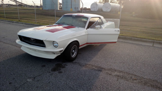 1968 Ford Mustang (White/Red)