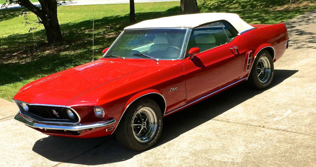1969 Ford Mustang (Candyapple Red/White Deluxe)
