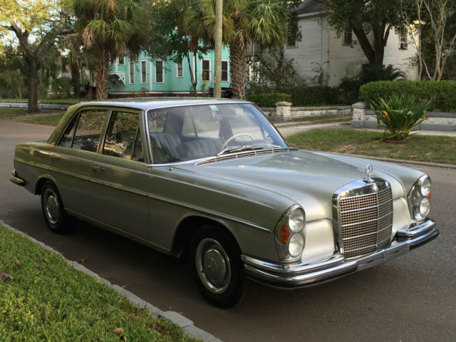 1967 Mercedes-Benz 200-Series (DB 180 Silver-Grey Metallic */Two-tone: blue/grey.)