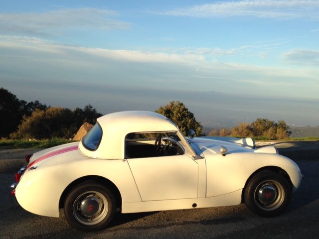 1960 Austin Healey Sprite (White/Black with red piping)