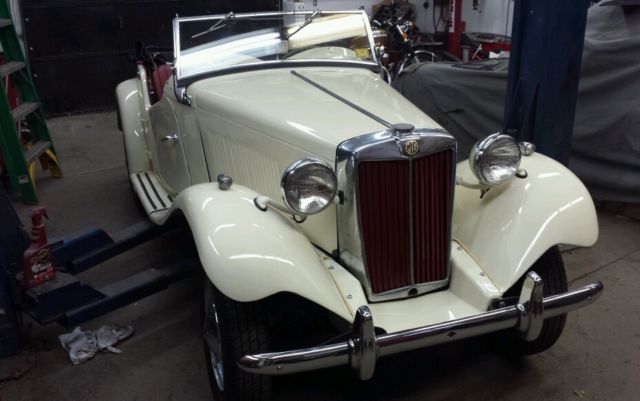 1952 MG T-Series (ivory cream/Red Leather)