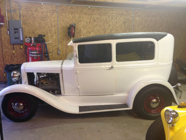 1930 Ford Model A (White/Red)
