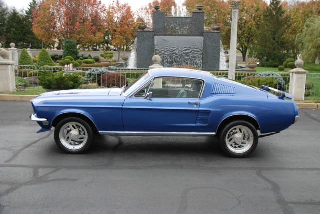 1967 Ford Mustang (Blue with white strips/Blue)