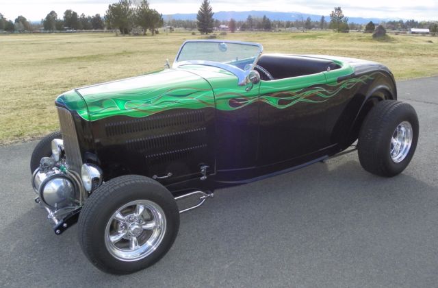 1932 Ford Roadster Hot Rod (Black with Green Flames/Black Ultra-Leather)