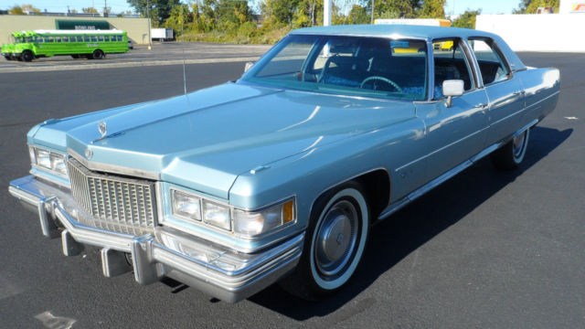 1975 Cadillac Fleetwood (Blue/Blue)