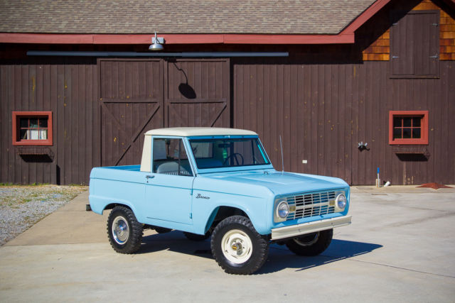 1966 Ford Bronco (Blue/White)