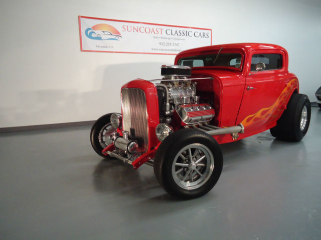 1932 Ford Deuce Coupe (Red/Tan)