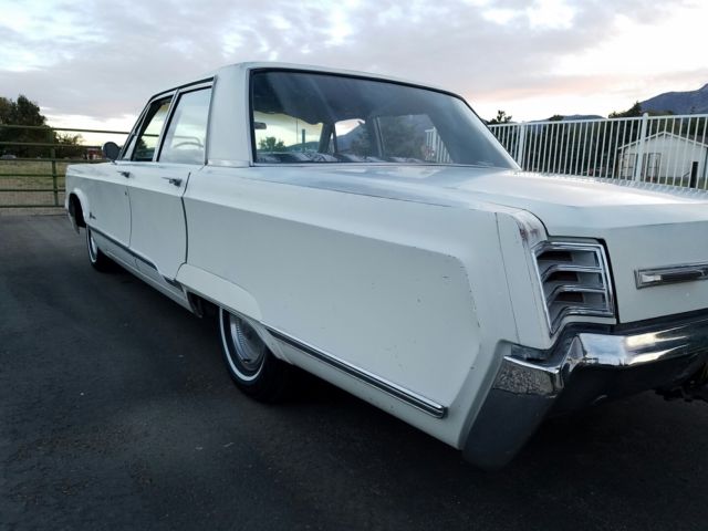 1967 Chrysler Newport (White/Blue)