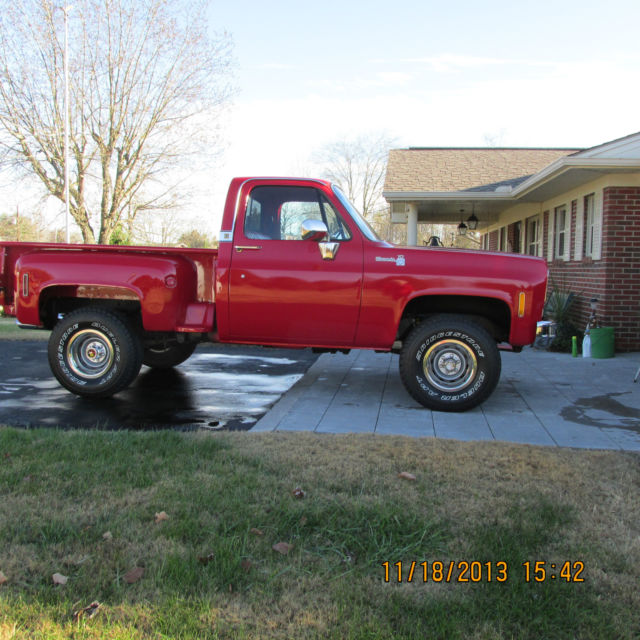 1976 Chevrolet C/K Pickup 1500 (Victory Red/Red)