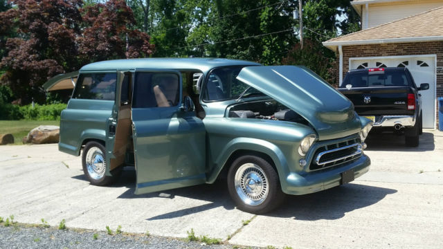 1957 Chevrolet Suburban (Green/Tan)