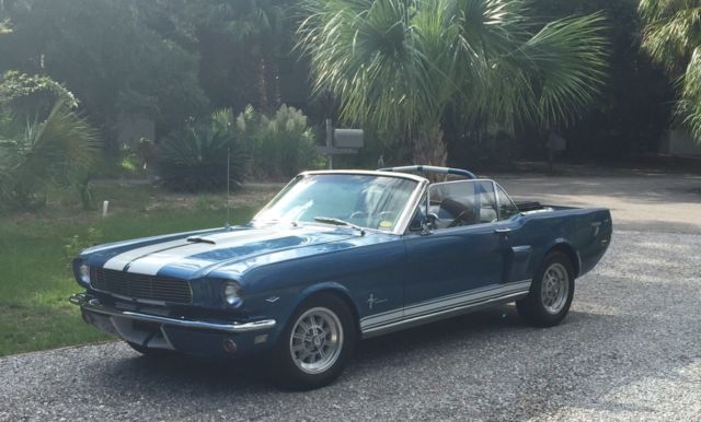 1965 Ford Mustang (Acapulco Blue with White Racing Stripes/Black)