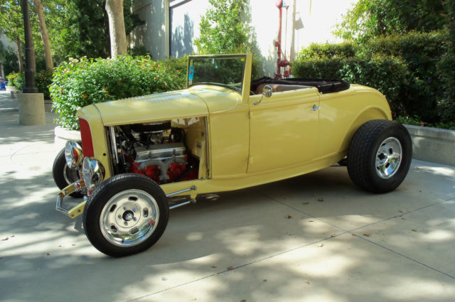 1932 Ford Cabriolet / Roadster (Yellow/Tan)