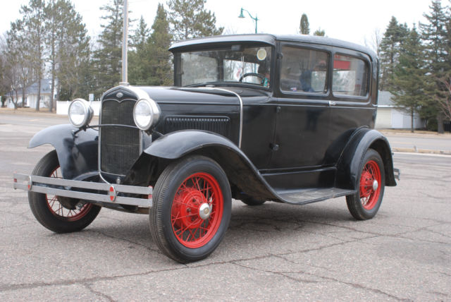 1931 Ford Model A (Black/Tan)