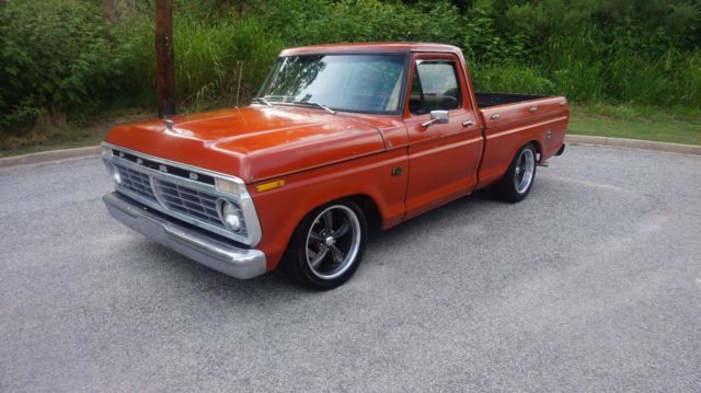 1976 Ford F-100 (Coral Red/Black)