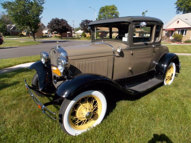 1930 Ford Model A (Copra Drab, Chicle Drab, Straw/Beige Mohair)