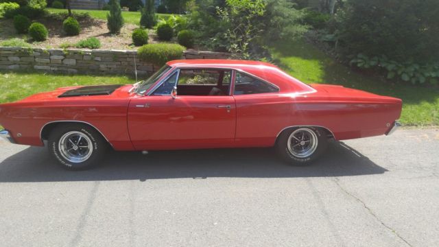 1968 Plymouth Road Runner (Red/Black)