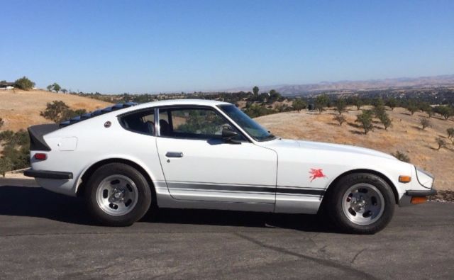 1972 Datsun Z-Series (White and Black/Black and Red)