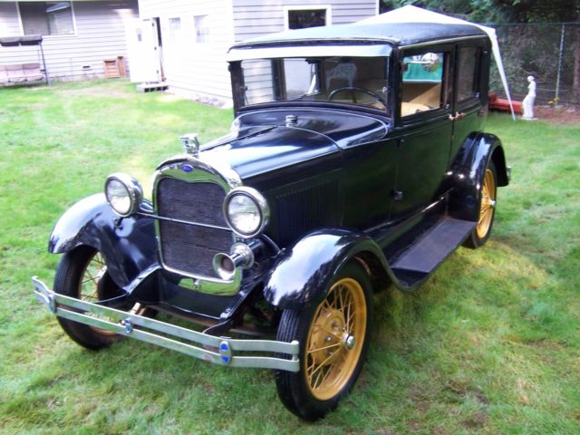 1929 Ford Model A (Black/Tan)