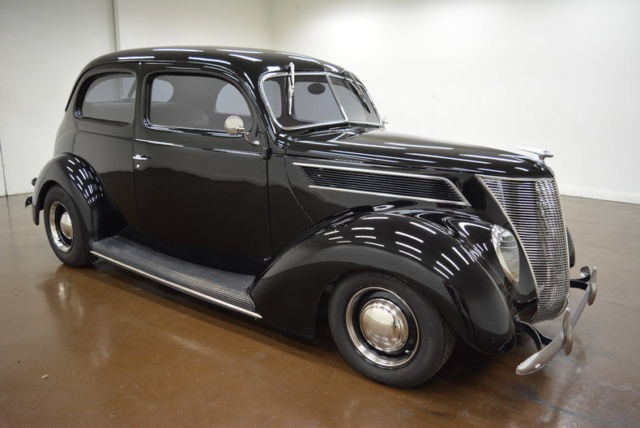 1937 Ford Tudor (Black/--)
