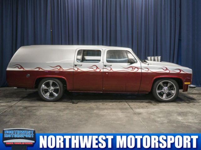 1975 Chevrolet Suburban (Red/Red)