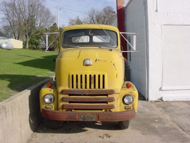 1952 International Harvester L160 (Yellow/Tan)