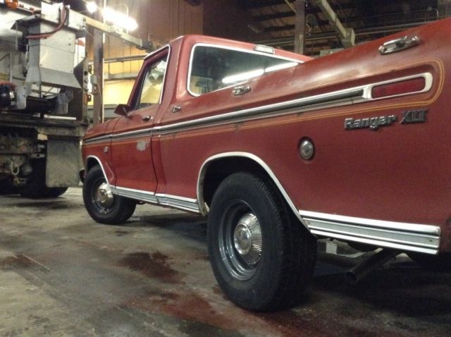 1974 Ford F-100 (Red/Black)