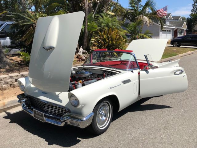 1957 Ford Thunderbird (Colonial White/Red)