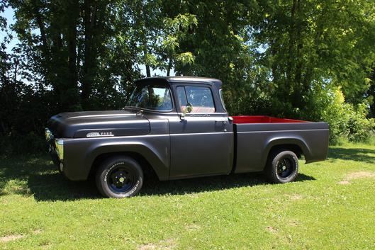 1957 Ford F-100 (Black/ Red/Black/ Red)