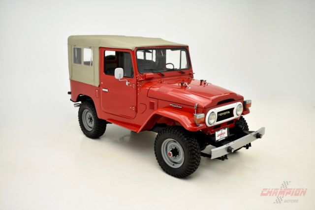 1976 Toyota Land Cruiser (Red/Gray)