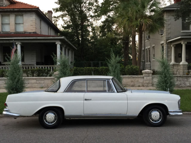 1961 Mercedes-Benz 200-Series (050 White (weiss)/red leather)