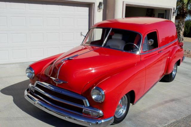 1951 Chevrolet Sedan Delivery (Salsa Red/Pearl White)