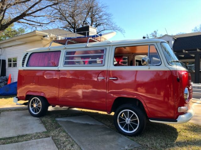 1971 Volkswagen Bus/Vanagon (White over red/Red)