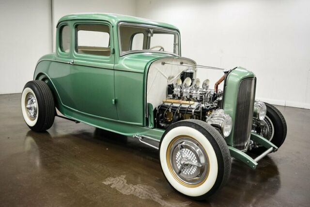 1932 Ford 5-window Coupe (Green/Gold)