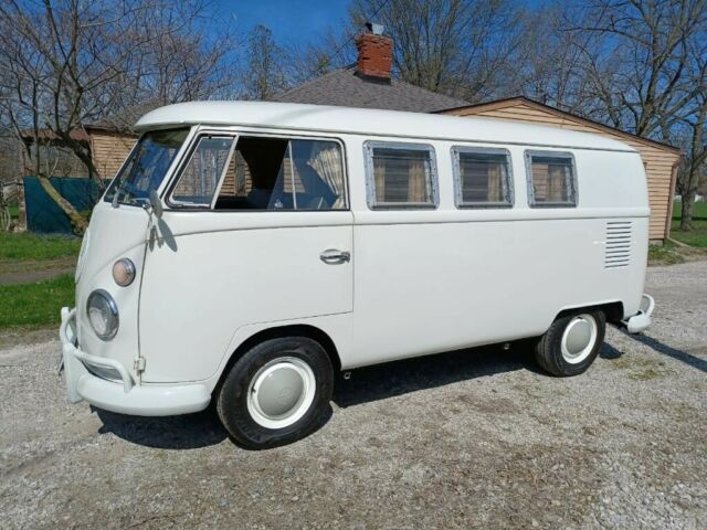 1966 Volkswagen Bus/Vanagon (White/Tan)