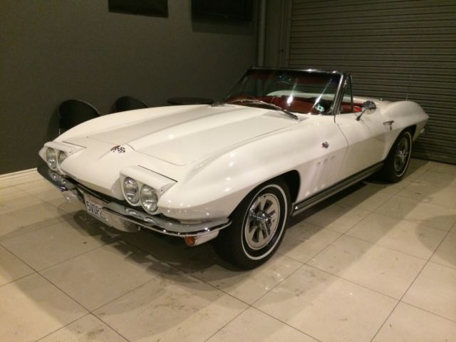 1965 Chevrolet Corvette (White/Red)