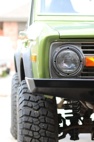 1976 Ford Bronco (Army Green/Black)