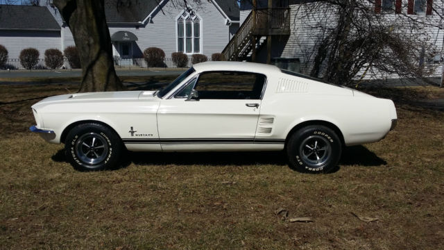 1967 Ford Mustang (White/Black)