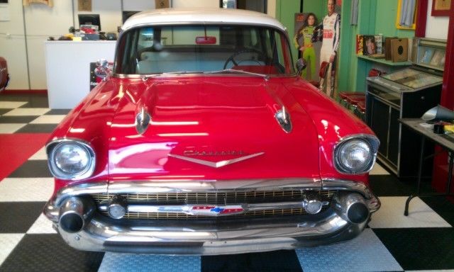1957 Chevrolet Bel Air/150/210 (Red and White/Black and White Red Dash)