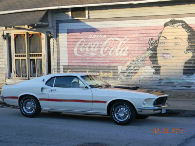 1969 Ford Mustang (Wimbledon White/Red)