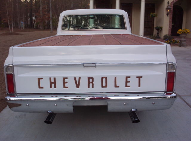 1970 Chevrolet C-10 (White/Black)
