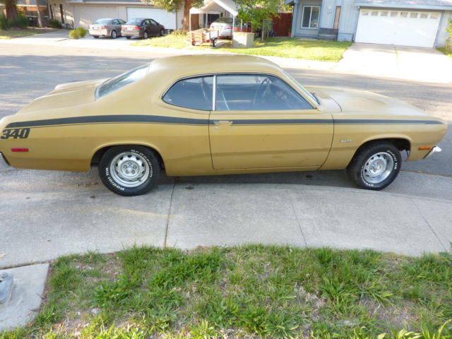 1972 Plymouth Duster (Gold/Black)